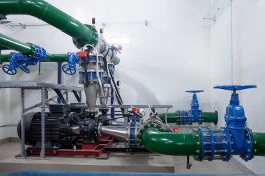 Su pompası istasyonu ve boru hattında tanklar var. Çatışma görevleri için yüksek basınçlı su sağlamak amacıyla endüstriyel bir odada. Binadaki insanlara içme suyu sağlamak için fıskiye boruları ve kontrol sistemi