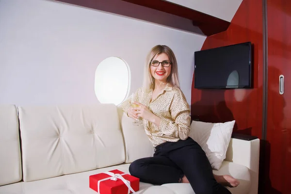 Nette Junge Geschäftsfrau Die Sich Luxus Privatjet Ausruht Geschäftsfrau Flugzeug — Stockfoto