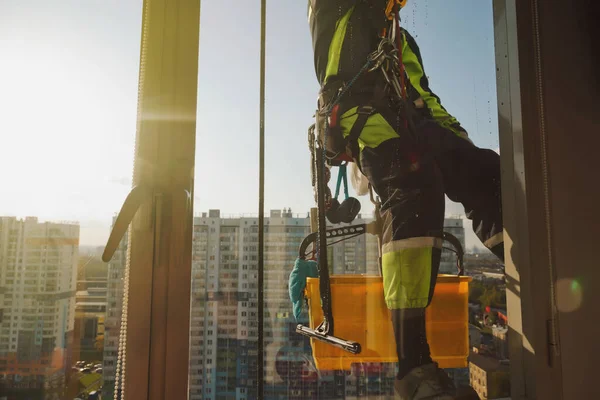 Industrieller Bergsteiger Hängt Über Einem Wohnhaus Während Außenfassadenverglasungen Wäscht Seilkletterer — Stockfoto