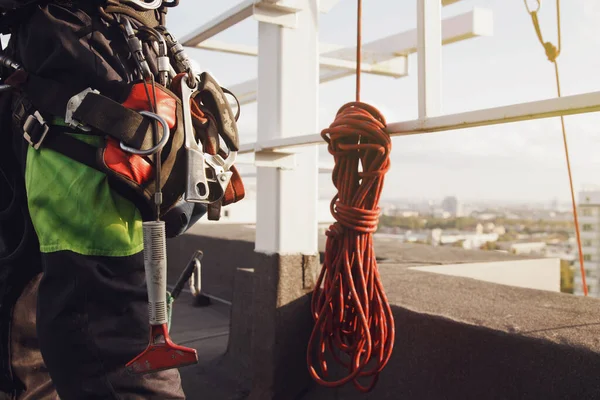 Ausrüstung Des Industriellen Bergsteigers Auf Dem Dach Des Gebäudes Während — Stockfoto