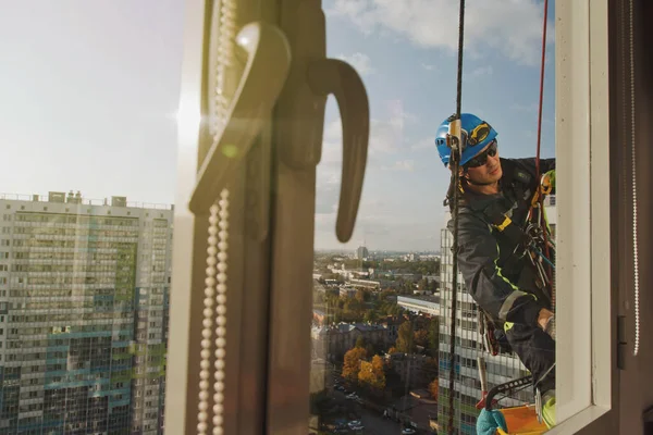 Operaio Alpinista Industriale Penzola Sopra Edificio Facciata Residenziale Durante Lavaggio — Foto Stock