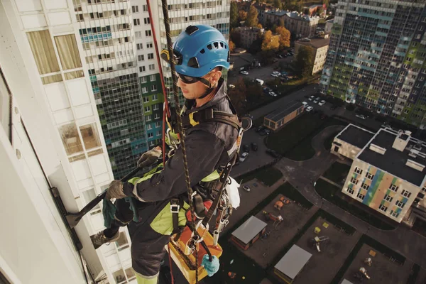 Industrial Mountaineering Worker Hangs Residential Facade Building While Washing Exterior — Stock Photo, Image