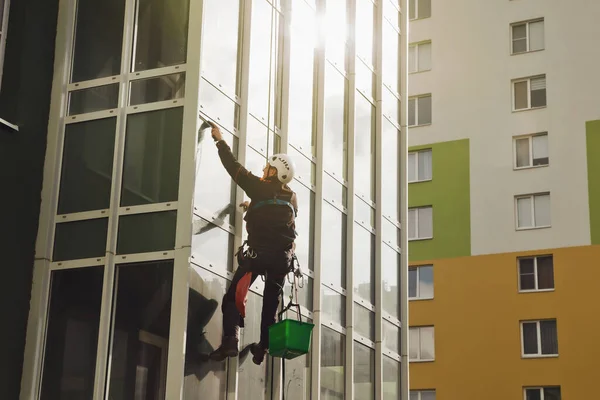 Operaio Alpinista Industriale Penzola Sopra Edificio Facciata Residenziale Durante Lavaggio Foto Stock