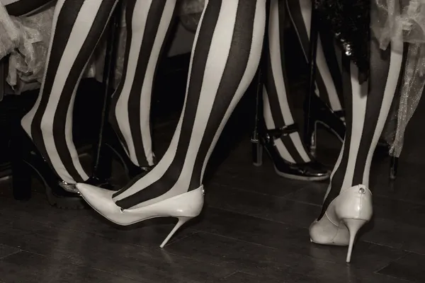 Κοντινό Πλάνο Των Ποδιών Του Ηθοποιού Τσίρκου Κοστούμι Και Ριγέ — Φωτογραφία Αρχείου