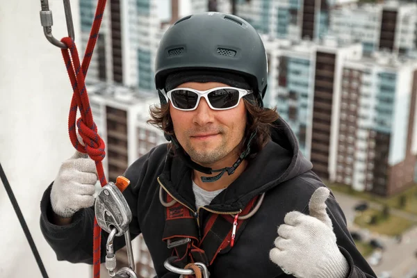 Ritratto Lavoratore Alpinista Industriale Uniforme Sul Tetto Edificio Facciata Residenziale — Foto Stock