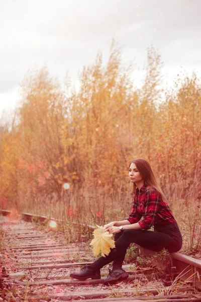 Porträt Einer Netten Jungen Frau Slawischen Aussehens Freizeitkleidung Herbst Auf — Stockfoto