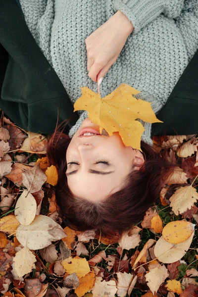 Porträt Einer Hübschen Jungen Frau Slawischen Aussehens Lässiger Kleidung Herbst — Stockfoto