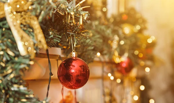 Natale Sfondo Vacanza Camino Decorato Con Palle Natale Giocattoli Felice — Foto Stock