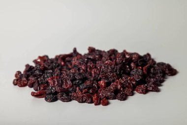 Gri arka planda çeşitli siyah üzümler. Sağlıklı atıştırmalık kavramı, diyet ürünü. Vegan için gıda ve doku. Lezzetli lezzetlerin hazırlanması için gerekli tüm malzemeler. Boşluğu kopyala