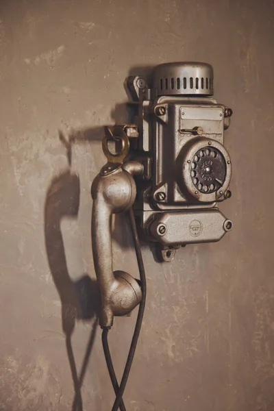 Telefone Antigo Com Fio Vintage Para Comunicação Pendura Parede Cinza — Fotografia de Stock