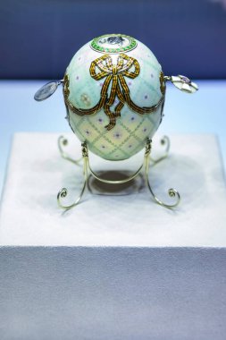 St. Petersburg, RUSSIA, Eylül 2021 Faberge Müzesi sergileri. Rusya 'daki sanat eserleri: Aziz George yumurtası sipariş edin. Kraliyet ailesine ait eşsiz bir mücevher koleksiyonu. Ünlü kuyumcular tarafından yapılmış.