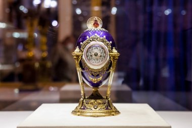 St. Petersburg, RUSSIA, Eylül 2021 Faberge Müzesi sergileri. Rusya 'da sanat eserleri Petushok yumurtası. Kraliyet ailesine ait eşsiz bir mücevher koleksiyonu. Ünlü Faberge kuyumcuları tarafından yapılmış.