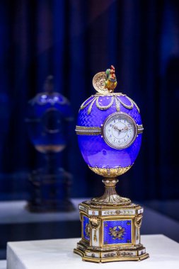 St. Petersburg, RUSSIA, Eylül 2021 Faberge Müzesi sergileri. Rusya 'da sanat eserleri: Chanticleer Kelkha yumurtası. Kraliyet ailesine ait eşsiz ve etkileyici bir mücevher koleksiyonu. Ünlü kuyumcular tarafından yapılmış.