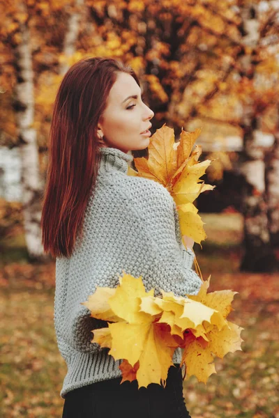 Portret Uroczej Młodej Kobiety Słowiańskim Wyglądzie Liśćmi Luźnym Stroju Jesienią — Zdjęcie stockowe