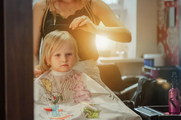 Fryzjer Kobieta Zrobić Modne Dość Fryzurę Dla Cute Little Blond — Zdjęcie stockowe