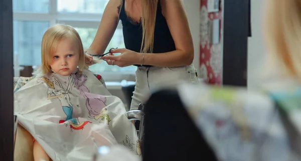 Mujer Peluquero Hacer Peinado Bonito Moda Para Niño Linda Niña —  Fotos de Stock