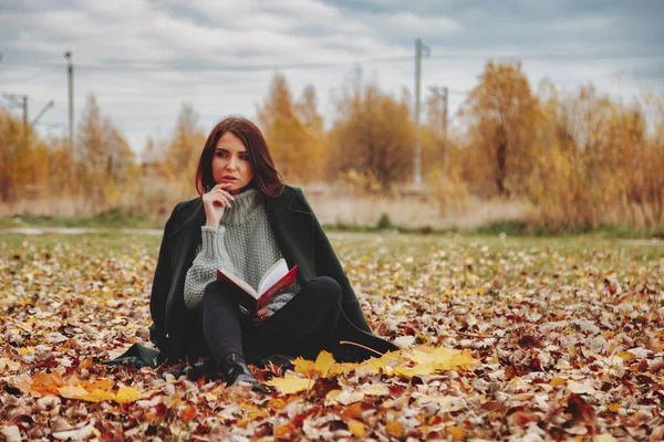 Portrait Pretty Young Woman Slavic Appearance Casual Clothing Autumn Reading — Stock Photo, Image