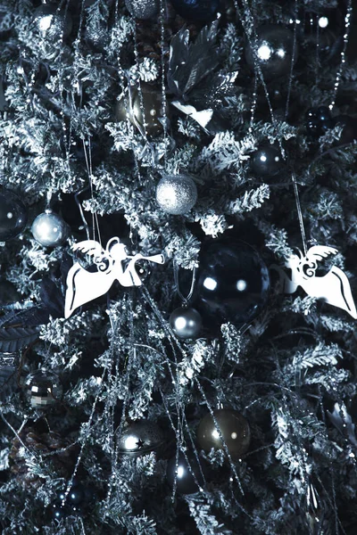 リビングルームでクリスマスボールやおもちゃで装飾されたお祝いの木のクリスマス休暇の背景 新年のコンセプト 自宅のインテリアでクローズアップの装飾 サイトのコピースペース — ストック写真
