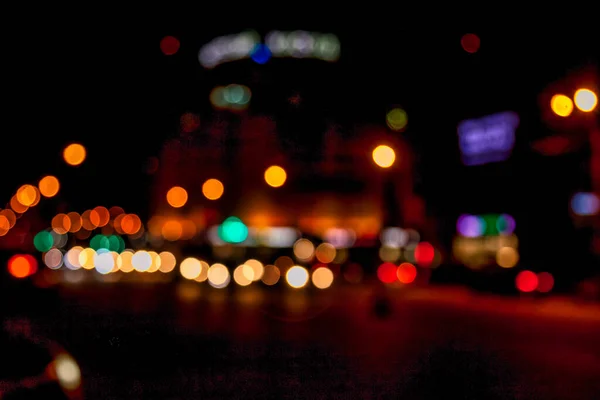 带有汽车和路灯的夜市背景 城市生活 远离城市景观的灯光 风格色彩色调 抽象时尚城市设计背景的概念 复制空间 — 图库照片