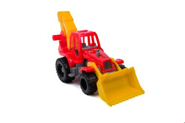 Beyaz arka planda izole edilmiş plastik kırmızı traktörden yapılmış çocuk oyuncağı.