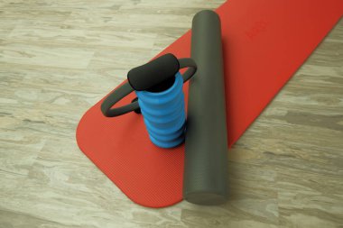 Spor salonunun aksesuarları yerde yatıyor..