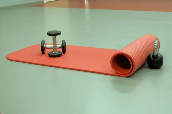Die Requisiten Für Den Fitnessunterricht Liegen Auf Dem Boden — Stockfoto