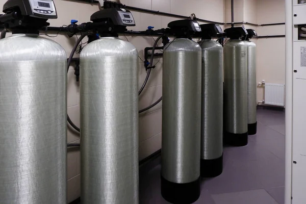 Mehrere Wasserenthärter Filter Für Wasser Stehen Einer Reihe Wasseraufbereitungssystem lizenzfreie Stockbilder