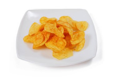 Patates cipsi beyaz bir tabakta uzanıyor, beyaz bir arka planda izole edilmiş.