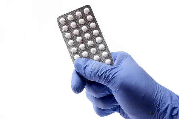 Blister Comprimidos Segurado Pela Mão Médico Luvas Azuis Descartáveis — Fotografia de Stock
