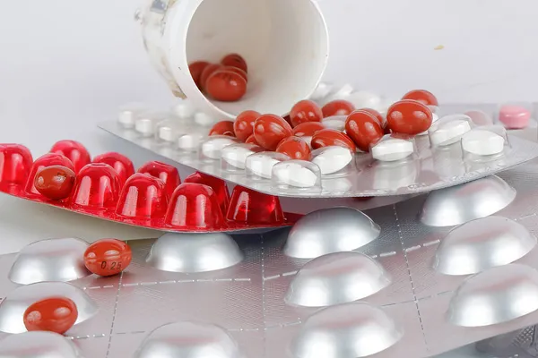Verschiedene Pillen Liegen Lose Auf Dem Tisch — Stockfoto