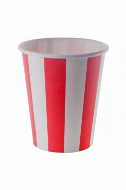 Beyaz arka planda izole edilmiş kırmızı ve beyaz çizgili kağıt bardak.