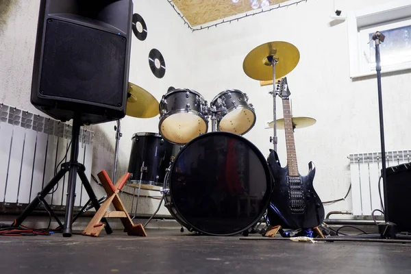 Instrumenty Muzyczne Bębny Gitara Elektryczna Rogu Garażu — Zdjęcie stockowe