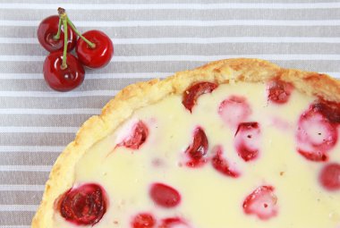 ekşi krema ile kiraz ve çilekli tart