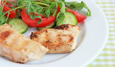 Kızarmış tavuk ve salata.