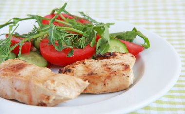 Kızarmış tavuk ve salata.