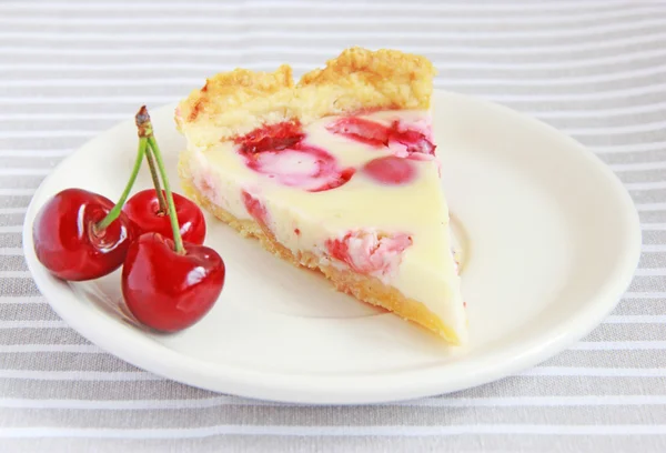 Cherry and strawberry tart with sour cream — Stock Photo, Image