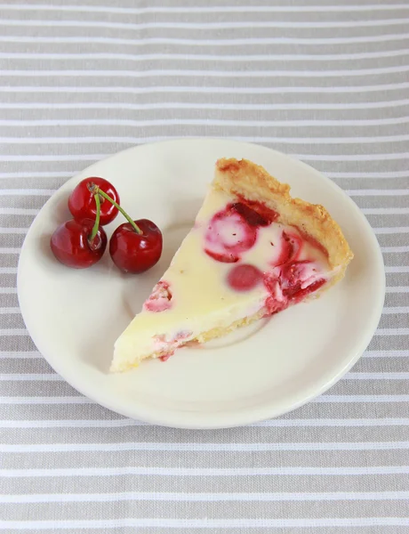 Вишневий і полуничний пиріг зі сметаною — стокове фото