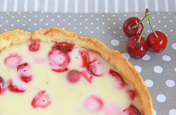 ekşi krema ile kiraz ve çilekli tart