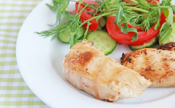 Gegrilltes Hühnchen mit Salat — Stockfoto