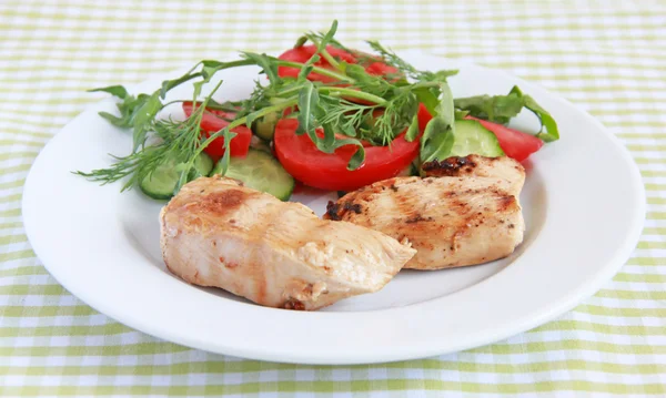 Grillezett csirke salátával — Stock Fotó