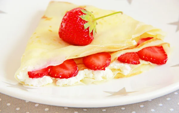 Pancakes with cottage cheese and strawberries — Stock Photo, Image