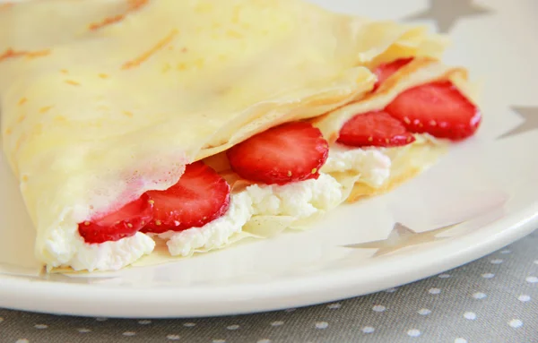 イチゴとカッテージ チーズのパンケーキ — ストック写真