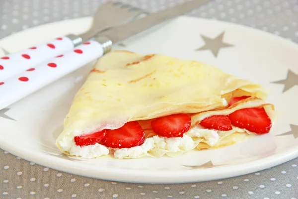 Pancakes with cottage cheese and strawberries — Stock Photo, Image