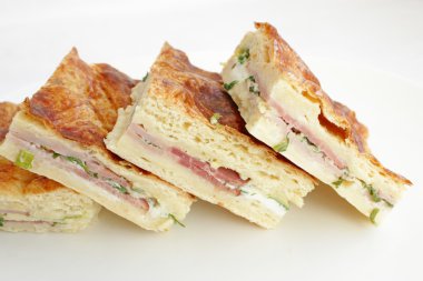 jambon ve yumurta ile pasta puf böreği