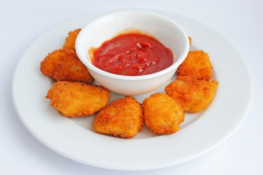 Ketçaplı tavuk nugget.