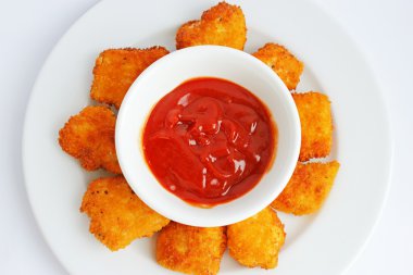 Ketçaplı tavuk nugget.