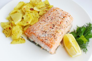 patates, dereotu ve limon ile pişmiş somon