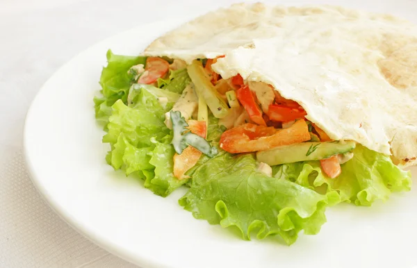 Куриный салат с овощами в пите — стоковое фото