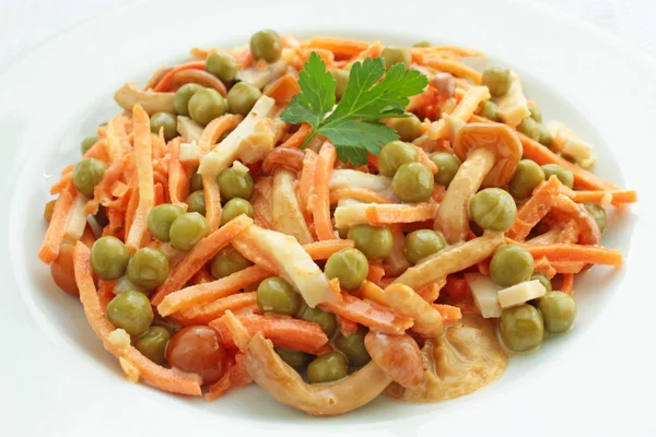 havuç, jambon ve bezelye mayonez salatası