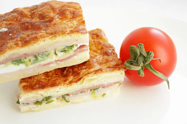 Puff pastry pie with ham and eggs — Stock Photo, Image
